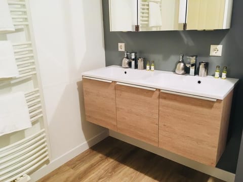 Apartment | Bathroom sink