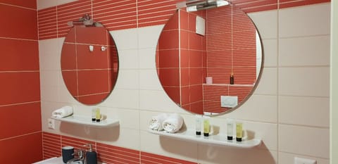 Apartment | Bathroom | Shower, hair dryer, towels, soap