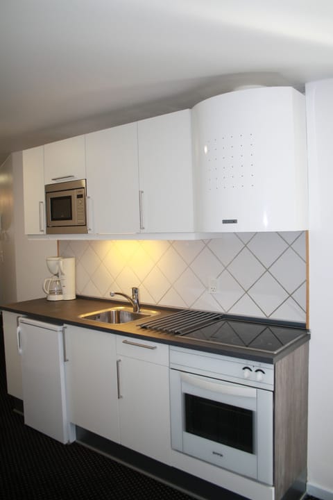 Superior Studio Suite, Kitchen | Private kitchen | Microwave, stovetop, electric kettle, toaster