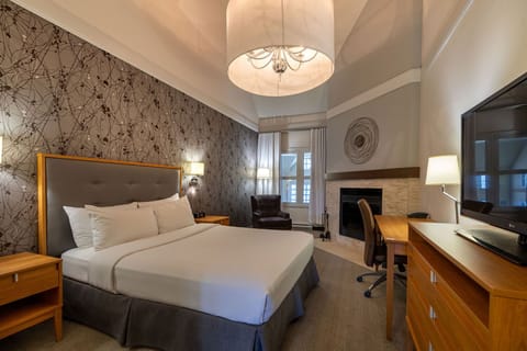 Standard Room, 1 Queen Bed, Fireplace | Minibar, in-room safe, desk, laptop workspace