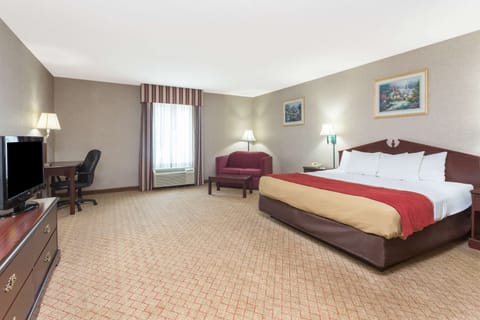 Suite, 1 King Bed, Non Smoking, Hot Tub | Blackout drapes, free WiFi, bed sheets, alarm clocks