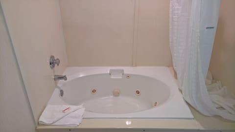 Suite, 1 King Bed, Non Smoking, Hot Tub | Blackout drapes, free WiFi, bed sheets, alarm clocks