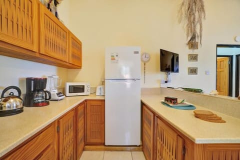 Full-size fridge, microwave, oven, stovetop