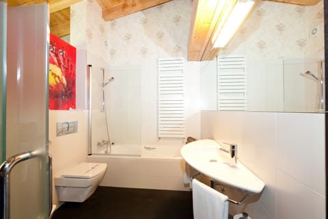 Classic Suite, Mountain View, Mountainside | Bathroom | Free toiletries, hair dryer, bidet, towels