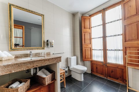 Superior Double Room | Bathroom | Deep soaking tub, designer toiletries, hair dryer, bathrobes