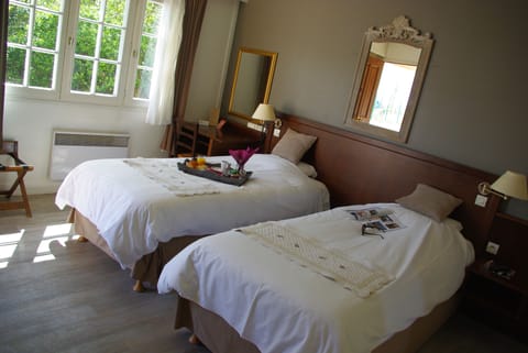 Standard Room, 2 Twin Beds | 2 bedrooms, individually decorated, individually furnished, desk