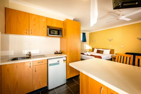 Deluxe Room, 1 King Bed | Private kitchenette | Fridge, microwave, coffee/tea maker, electric kettle