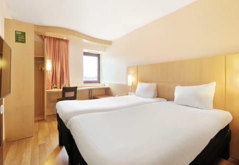 Standard Twin Room, Non Smoking | Desk, laptop workspace, blackout drapes, soundproofing