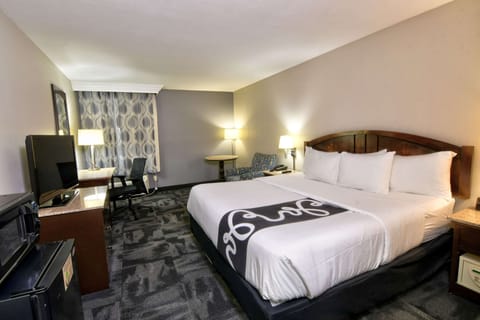 Room, 1 King Bed, Non Smoking | Premium bedding, down comforters, pillowtop beds, in-room safe