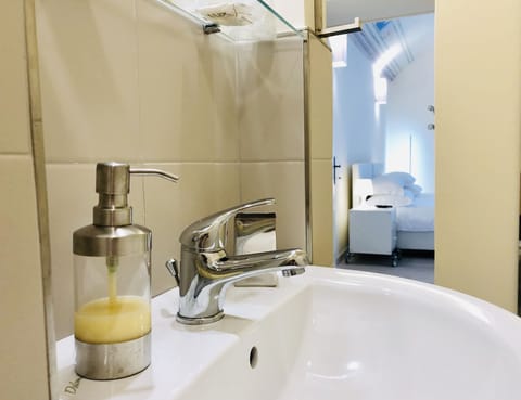 Classic Quadruple Room | Bathroom sink