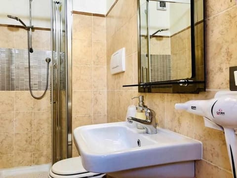 Shower, rainfall showerhead, free toiletries, hair dryer