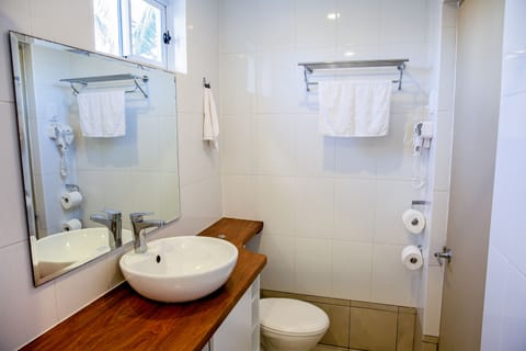 Family Room, 1 Bedroom | Bathroom | Free toiletries, hair dryer, towels