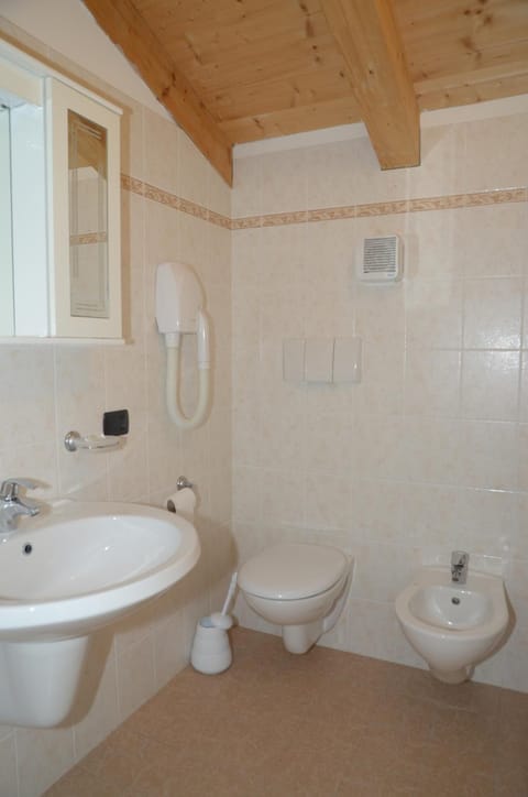 Shower, rainfall showerhead, free toiletries, hair dryer