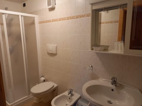 Shower, rainfall showerhead, free toiletries, hair dryer