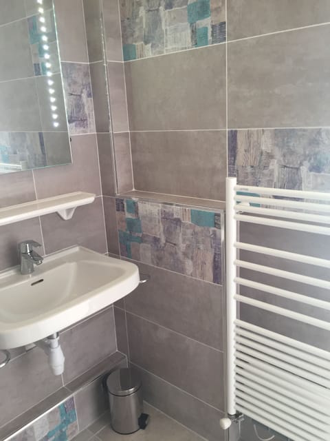 Suite (Estérel) | Bathroom | Shower, hair dryer, bathrobes, towels