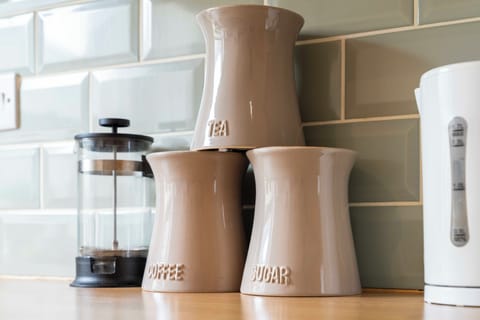 Full-size fridge, microwave, oven, stovetop