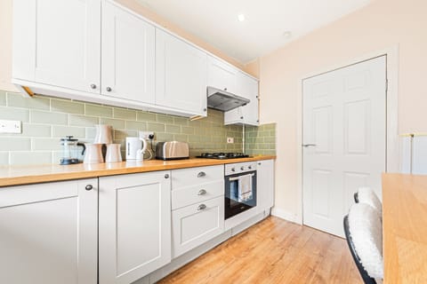 3 bedrooms, in-room safe, desk, blackout drapes