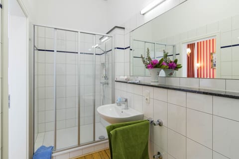 Double Room, 1 King Bed, Non Smoking | Bathroom | Shower, free toiletries, bathrobes, bidet