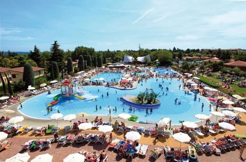 Seasonal outdoor pool, pool umbrellas, sun loungers