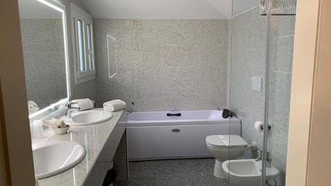 Suite | Bathroom | Free toiletries, hair dryer, bidet, towels