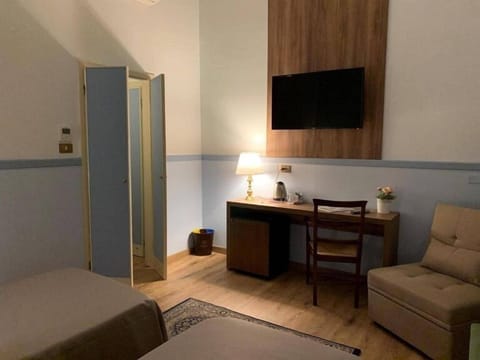 Standard Twin Room | Down comforters, minibar, in-room safe, desk