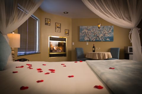 Grand Honeymoon Suite | Bathroom | Separate tub and shower, free toiletries, hair dryer, towels