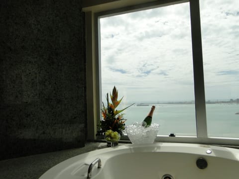 Premium Studio Suite | Deep soaking bathtub