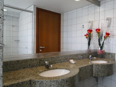 Superior Quadruple Room | Bathroom | Shower, free toiletries, hair dryer, towels