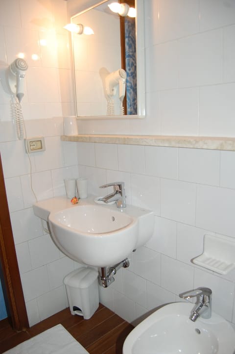 Double Room, 2 Twin Beds | Bathroom | Shower, hair dryer, towels