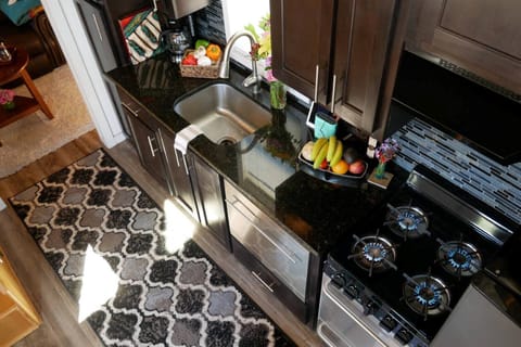 Full kitchen (Stove, Fridge, Micro, Sink)