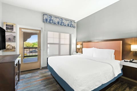 King suite whirlpool with balcony | Hypo-allergenic bedding, pillowtop beds, iron/ironing board, free WiFi