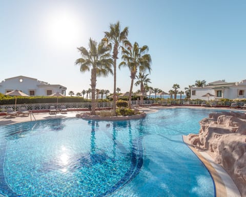 5 outdoor pools, free cabanas, sun loungers