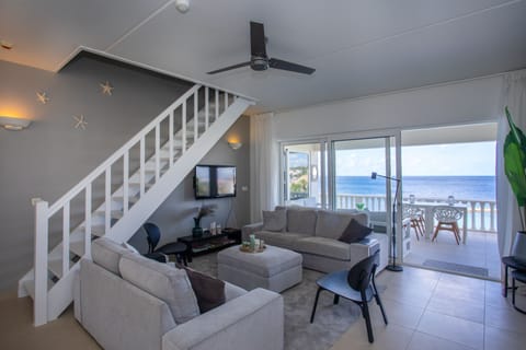 Oceanfront 4 bedroom penthouse | Living room | TV