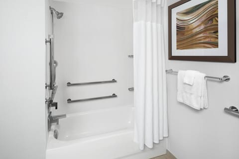 Combined shower/tub, free toiletries, hair dryer, towels