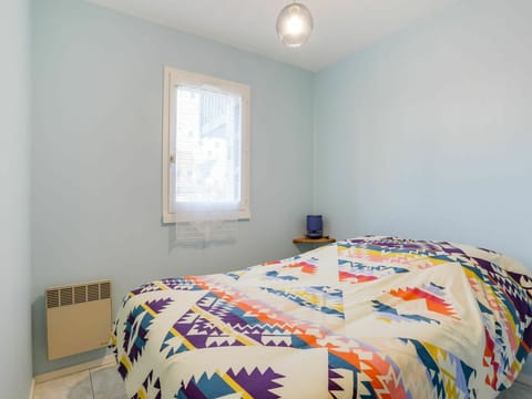 Window, Furniture, Azure, Textile, Lighting, Wood, Shade, Interior Design, Bed