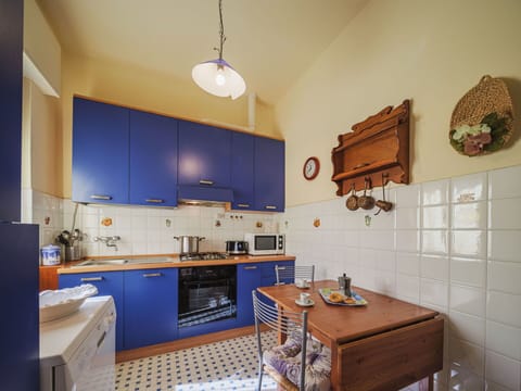 Cabinetry, Countertop, Property, Furniture, Kitchen, Wood, Lighting, Interior Design, Kitchen Stove, Sink