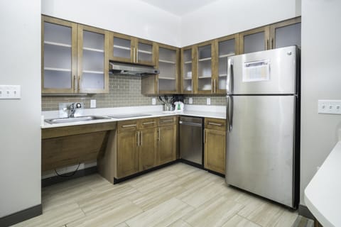 Full-size fridge, microwave, stovetop, dishwasher