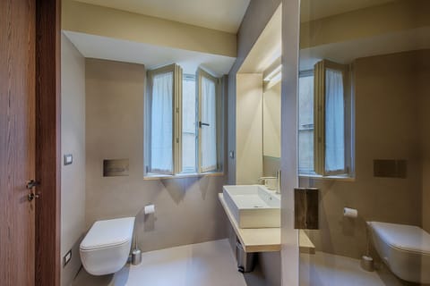 Luxury Double or Twin Room | Bathroom | Shower, rainfall showerhead, free toiletries, hair dryer