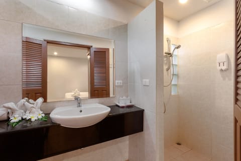 One-Bedroom Suite Garden View | Bathroom shower