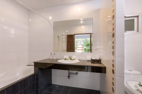 One-Bedroom Suite Garden View | Bathroom sink