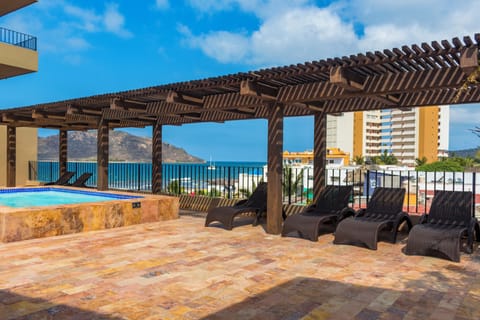 5 outdoor pools, pool umbrellas, sun loungers