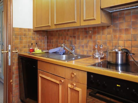 Kitchen, Countertop, Kitchen Appliance, Cabinetry, Kitchen Sink, Major Appliance, Flooring, Wood, Plumbing Fixture, Sink