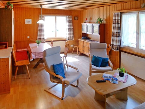 Room, Property, Furniture, Building, Living Room, Interior Design, House, Table, Cabin, Floor