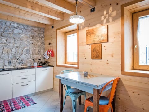 Room, Property, Furniture, Building, Interior Design, Ceiling, House, Wall, Floor, Table