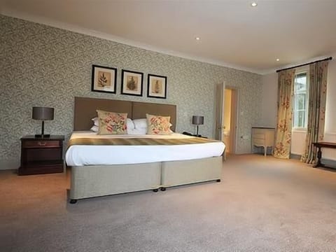 Luxury Double Room (Ensuite) | Premium bedding, desk, iron/ironing board, free cribs/infant beds