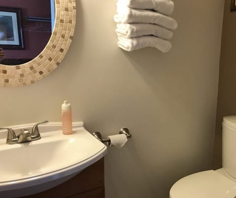 Basic Single Room | Bathroom | Hair dryer, towels