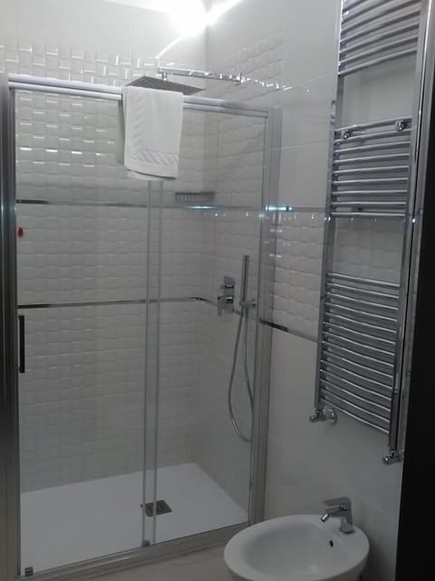 Shower, rainfall showerhead, towels