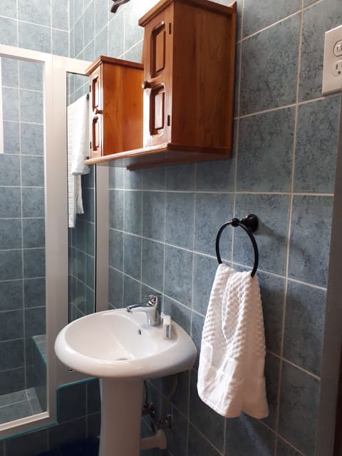 Comfort Apartment | Bathroom | Shower, bidet, towels