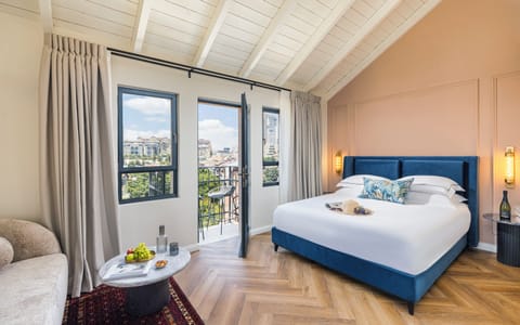 Deluxe Suite, Balcony | Premium bedding, minibar, individually decorated, desk