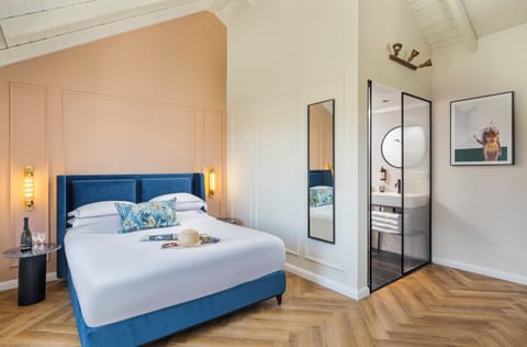 Deluxe Suite, Balcony | Premium bedding, minibar, individually decorated, desk